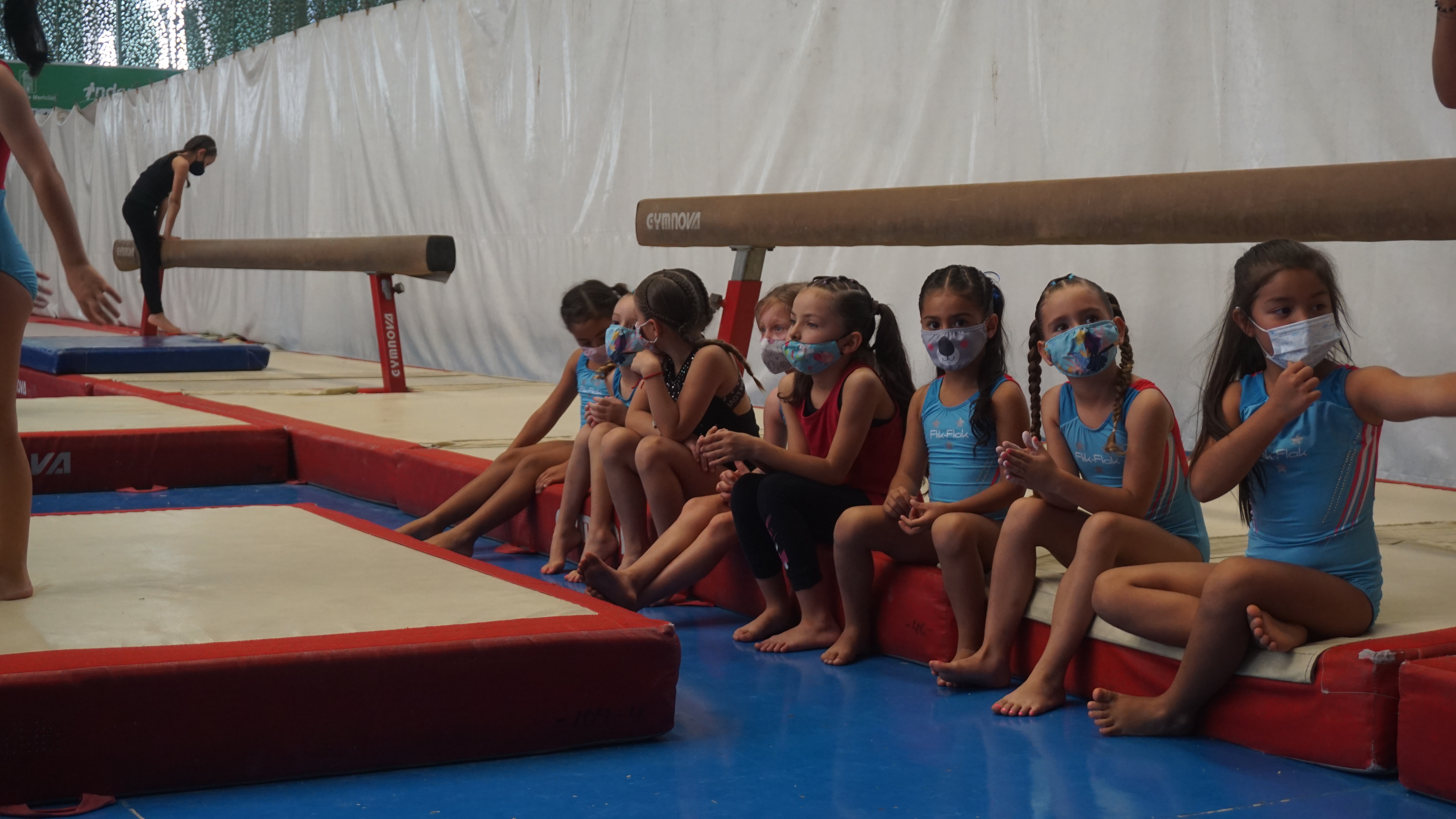 Niña saltando en trampolín