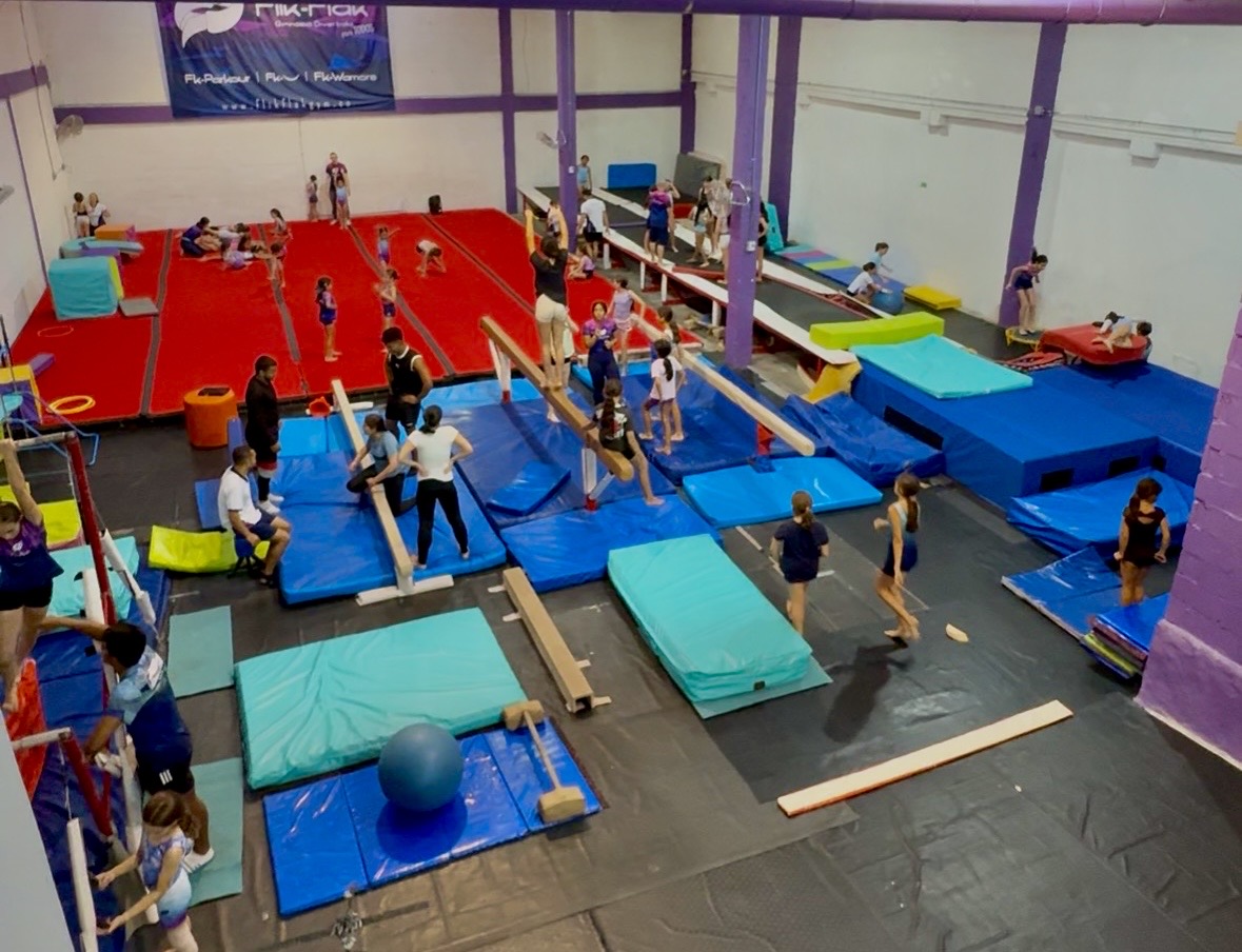 Niños sonriendo en clase de gimnasia