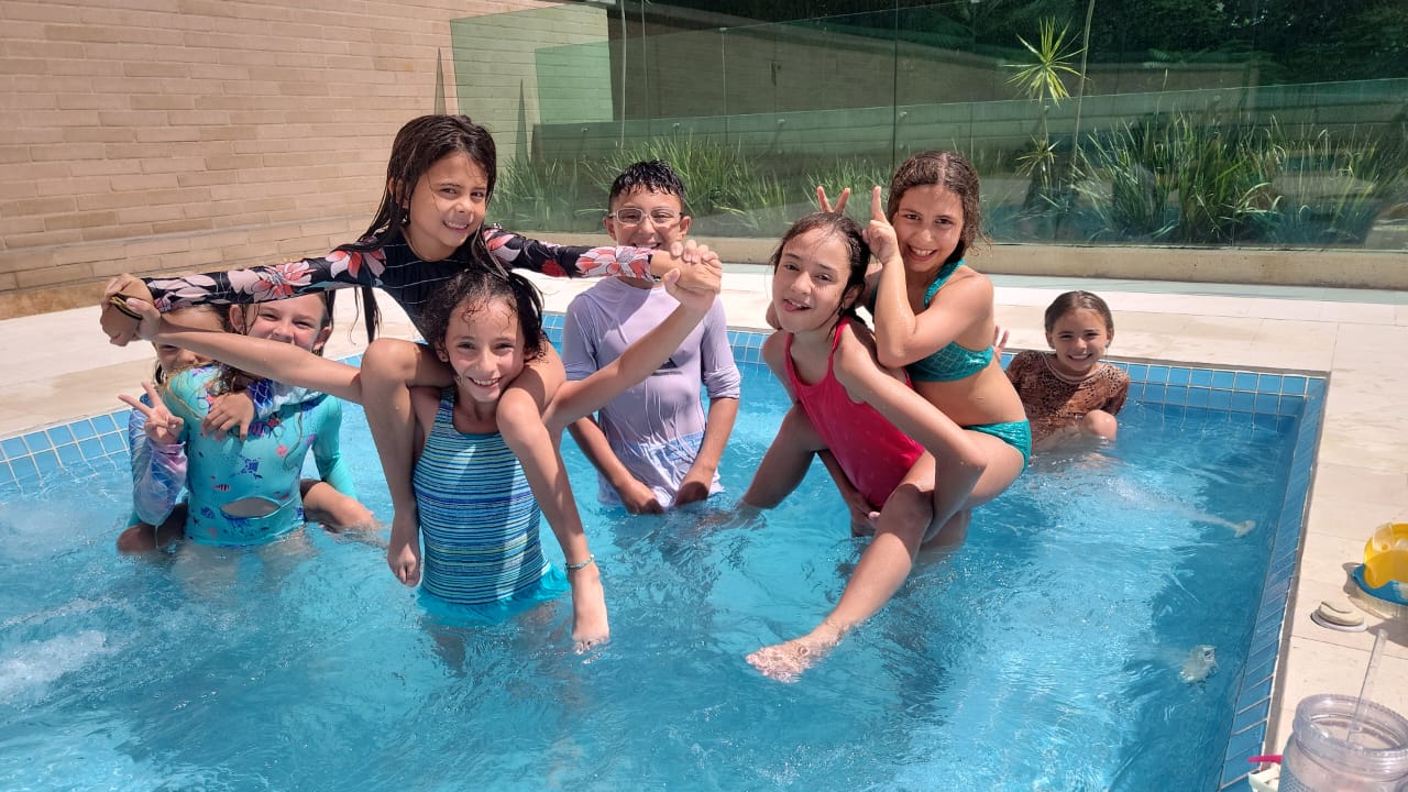 Niños disfrutando en campamento vacacional de gimnasia